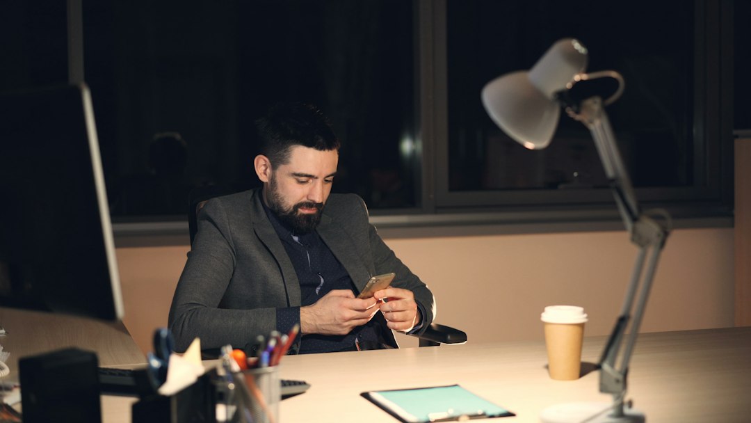 محام يراجع إعلاناً قضائياً إلكترونياً على الهاتف في الكويت - منصة محامي الكويت