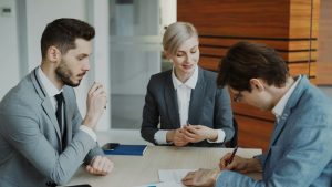 محامٍ يشرح مستندات الطعن في حكم نهائي ضمن التماس إعادة النظر في الكويت – منصة محامي الكويت