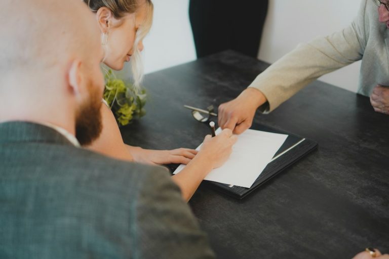 توقيع ومراجعة توكيل قانوني قبل عزل الوكيل وإلغاء التوكيل في الكويت – منصة محامي الكويت