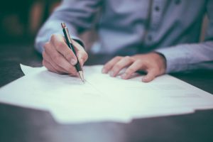 توقيع عقد بيع عقار ومراجعة مستنداته