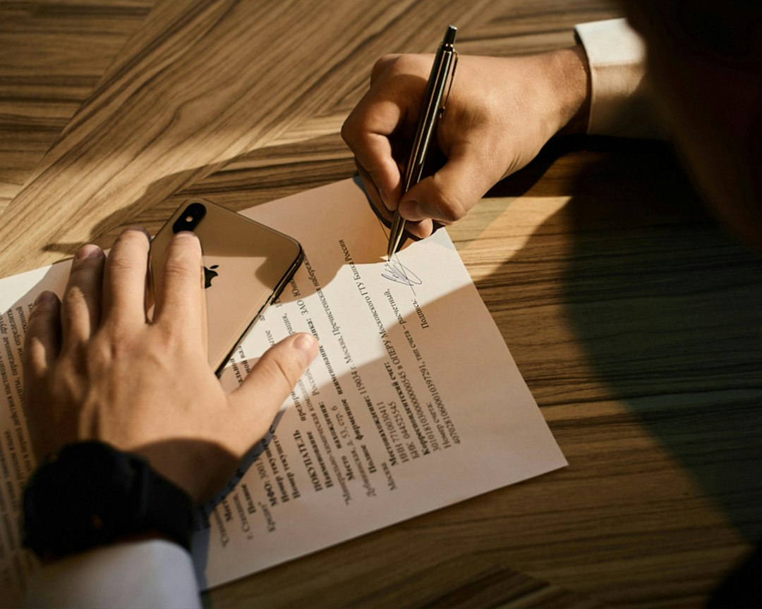 فحص توقيع على مستند محل طعن بالتزوير ومقارنته بنماذج صحيحة في الكويت