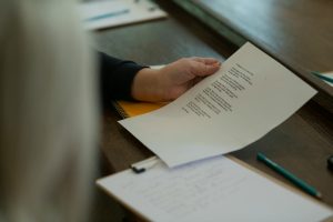 محام يراجع أصل مستند وتوقيع مطعون عليه بالتزوير في الكويت